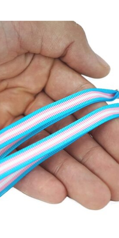 PULSERA TRANSEXUAL Braccialetto in tessuto colori transgender con perla d'argento.